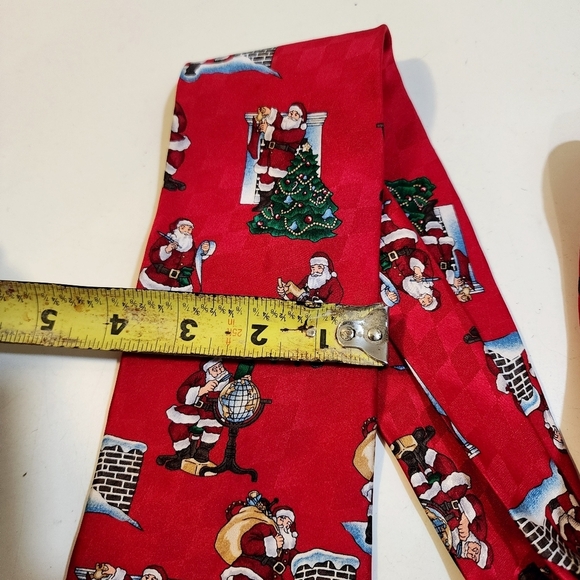 Hallmark Licensing Hollidays Traditions Santa Claus Christmas Silk Tie - Picture 2 of 7